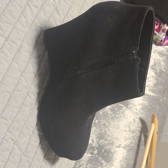 Shoe - Picture 2 of 2